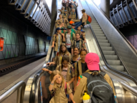 Pfadi-Kinder auf der Rolltreppe